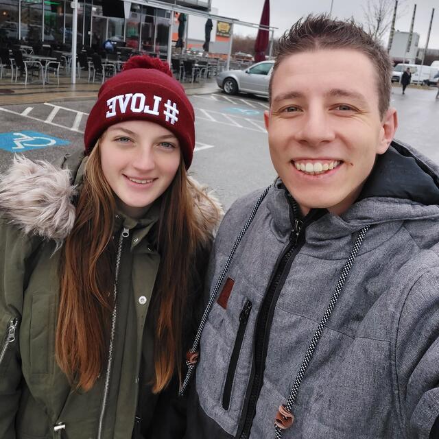 Freundin Jasmin unterstützt ihn und ist auch auf TikTok oft dabei.