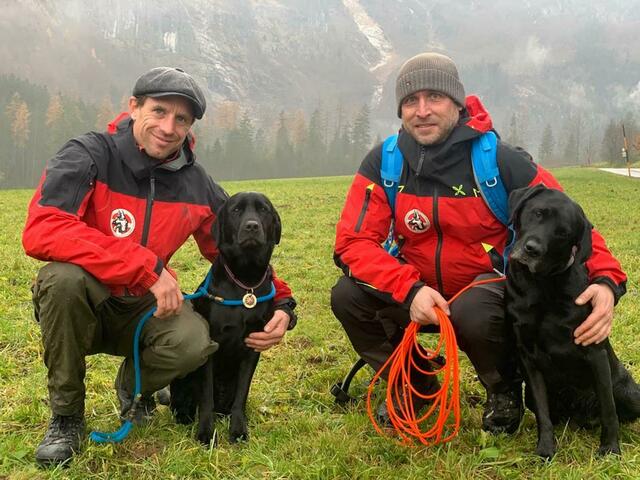 Die beiden neuen Einsatzteams, links Matthias Leinich und „Easy“, rechts Dominik Höllbacher und „Louis“