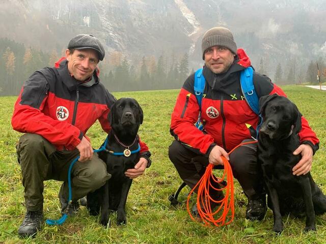 Die beiden neuen Einsatzteams, links Matthias Leinich und „Easy“, rechts Dominik Höllbacher und „Louis“ | Foto: Lawinenhundestaffel Salzburg 