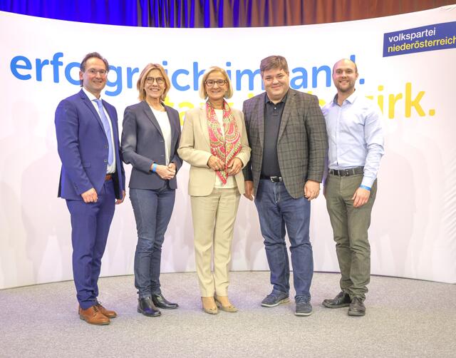 Bezirksobmann Andreas Minnich mit Stellvertreterin Andrea Völkl, Landeshauptfrau Johanna Mikl-Leitner, Stellvertreter Jürgen Duffek, und Finanzreferent Johannes Stuttner.