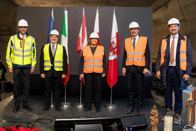Die Brenner Basistunnel Gesellschaft BBT SE feierte diesen historischen Meilenstein im kleinen Rahmen.
Vlnr.: Martin Gradnitzer (BBT SE), Gilberto Cardola (BBT SE), Vera Fiorani, Geschäftsführerin Italienischer Schienennetzbetreiber (RFI), Südtirols Landeshauptmann, Arno Kompatscher und Südtirols Mobilitätslandesrat, Daniel Alfreider