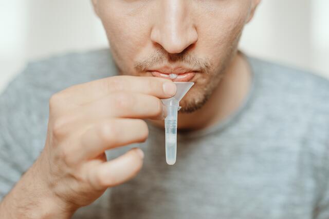 PCR-Tests: Nach dem Gurgeln kommt die gespülte Kochsalzlösung in das Proberöhrchen.