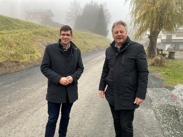 Landesrat Martin Gruber mit Bürgermeister Leopold Astner auf der L 26 Paßriacher Straße. | Foto: Büro LR Gruber/Posch