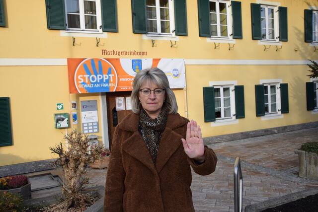 Auch die Frauentaler Gemeinderätin Ingeborg Krainer gibt ein sichtbares Zeichen gegen Gewalt an Frauen. 

