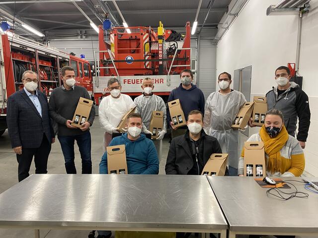 Bürgermeister Wolfram Erasim und Feuerwehrkommandant Thomas Buchta mit dem Testteam Rabensburg. | Foto: Gemeinde Rabensburg