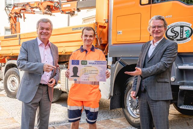 Das Land Steiermark, hier in Person von LH-Stellvertreter Anton Lang (l.) und Landesrat Christopher Drexler, ermöglichen Lehrlingen des Straßenerhaltungsdienstes auch den LKW-Führerschein. | Foto: Land Steiermark/Streibl