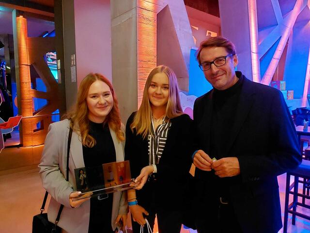 Marlene Rieder (l.) und Kathrin Maurer mit ihrem Lehrer Werner Holzheu. | Foto: privat