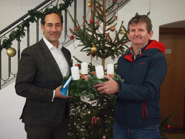 Bürgermeister Erwin Stürzlinger (li.) freut sich, dass Markus Mayer die liebgewordene Tradition des Adventkranzes für das Gemeindeamt auch heuer aufrecht erhält. | Foto: Marktgemeinde Bad Wimsbach