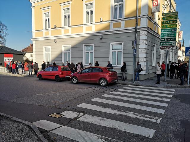 Die Warteschlange reichte einmal um die Wirtschaftskammer herum. | Foto: Schmidt