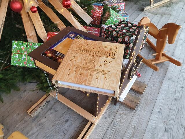 Diesjähriges Highlight: Das Adventbuch mit 24 weihnachtlichen Geschichten zum (Vor-)Lesen. | Foto: Mair