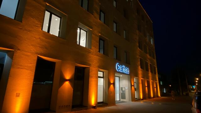 Im Rahmen von "Orange the World" lässt auch die Caritas ihre Zentrale ihre Zentrale in der Friedensstraße in Orange erstrahlen.