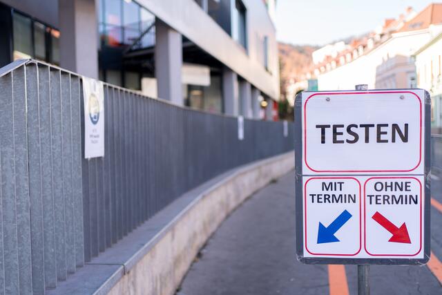 An der Leobener Teststraße in der Zeltenschlagstraße 2 gibt es zwei Spuren: eine für jene Personen mit Termin, eine für jene ohne.