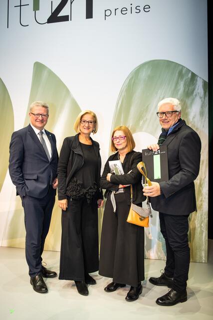 Der Preis wurde von Landeshauptfrau Johanna Mikl-Leitner übergeben.