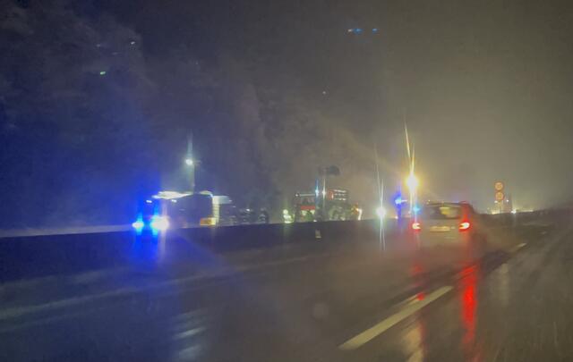 Die Einsatzkräfte am Unfallort auf der A2