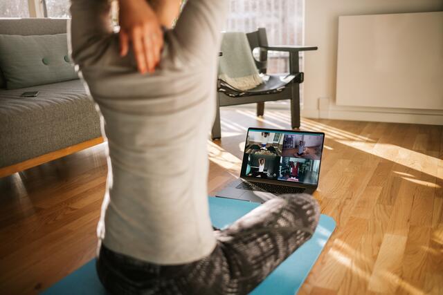Zum Online-Yoga lädt Veronika Gaugeler-Senitza in der Adventzeit ein.