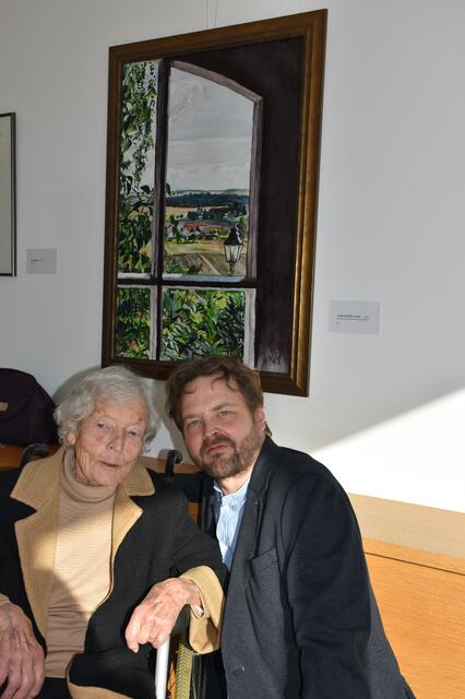 Nikolaus Yvon mit seiner Großmutter Rike Therese vor einem Aquarell. | Foto: Elisabeth Riederer