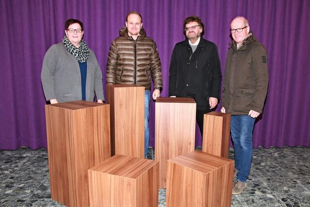 Spendenübergabe von Fa. Grömmer an die Pfarre
im Bild: Hilde Wallner (Finanzausschuss), Konrad Grömmer (Tischlerei Grömmer), Pfarrmoderator Jan Jakubiak und Alois Kislinger (PGR-Obmann)