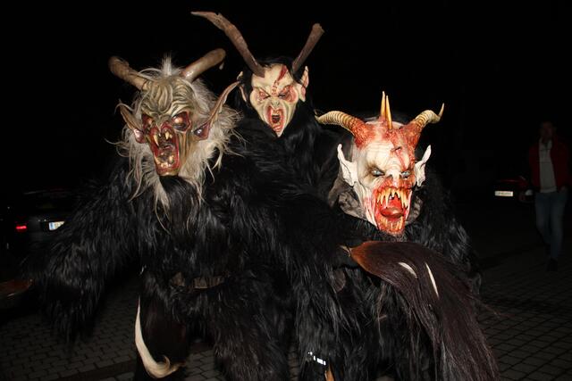 Über 350 Krampusse liefen durch Henndorf beim Perchtenlauf 2019.