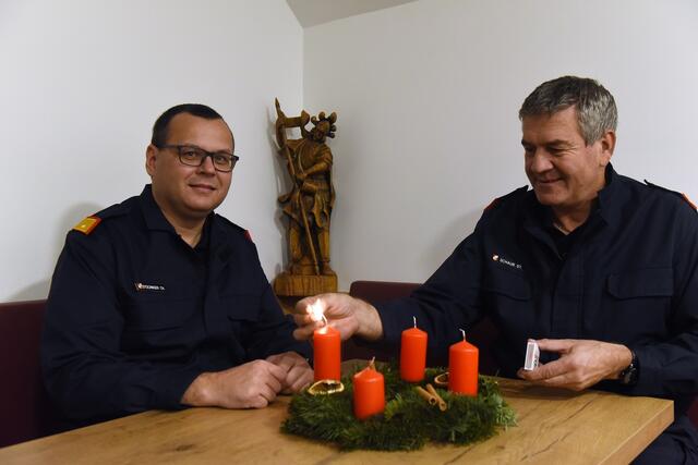 Amstettens Abschnittskommandant-Stv. Christoph Stockinger und Abschnittskommandant Stefan Schaub bzw. Abschnittskommandant Schaub mit weiterem Feuerwehrmann. | Foto: Zarl