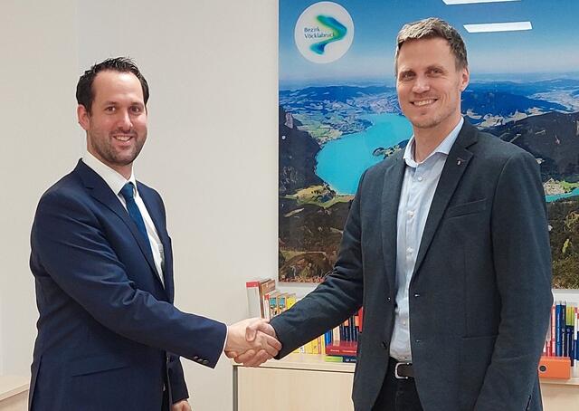 Bezirkshauptmann Johannes Beer (r.) gelobte Michael Hochleitner als neuen Bürgermeister von Desselbrunn an.