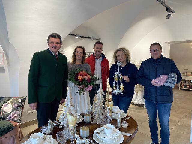 Boutique-Inhaberin Edith Fuchsbichler (2. von links) wünschten Bürgermeister Franz Jost, Paul Achatz, Barbara Wagner und Thomas Garber (von links) viel Erfolg.
 | Foto: M-Effekt