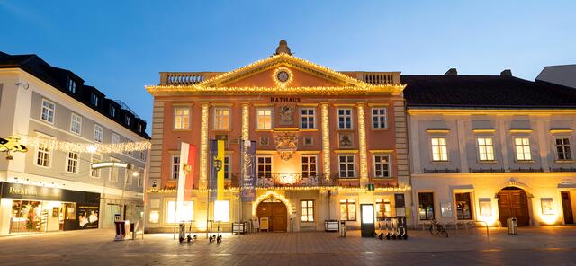 Initiiert vom Soroptimist Club Wiener Neustadt Maria Theresia erstrahlt das Rathaus bis zum 10. Dezember in Orange, um auf das Recht auf ein gewaltfreies Leben aufmerksam zu machen.