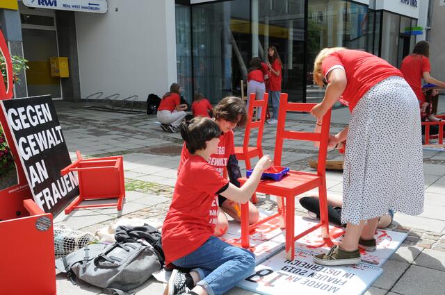 Durch das Bemalen der Stühle leisten viele Jugendliche das erste Mal Widerstand gegen Gewalt. Der kreative Zugang zu dem Thema unterstützt somit dabei, dass betroffene, junge Menschen diesem Teufelskreis aus Angst, Gewalt und Liebe entkommen können.