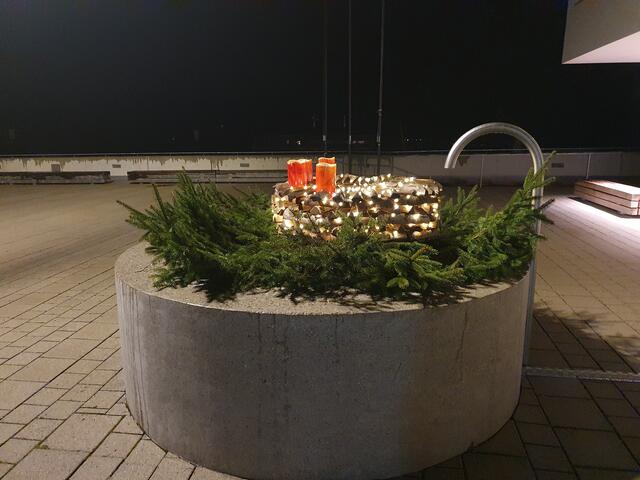 Stimmungsvoller Adventkranz beim Dorfbrunnen. | Foto: Mair