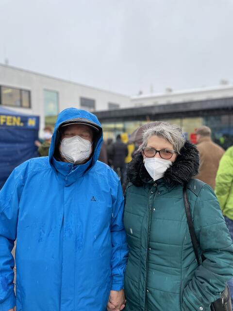 Herbert und Voichita Stögerer bekamen keinen Termin beim Hausarzt. Daher führte der Weg zum Impfbus nach Ternitz.