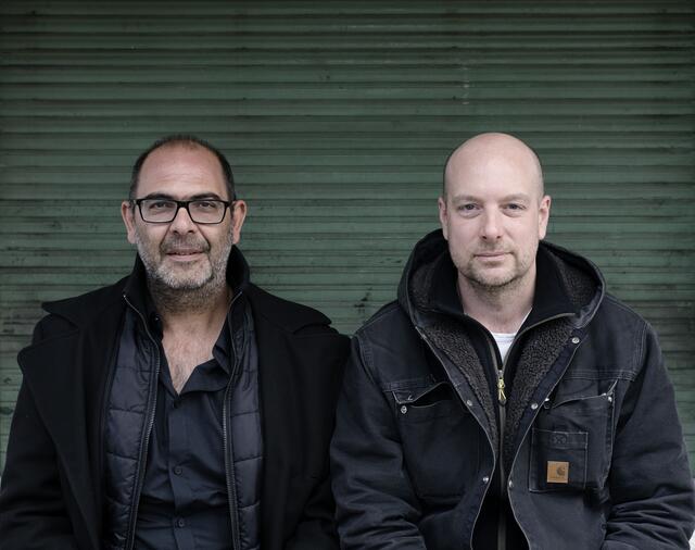 Hannes Ringlstetter und Stephan Zinner sind Freunde, Kumpels, Kollegen, aus ähnlichem Holz geschnitzt und dennoch unterscheiden sie sich künstlerisch. Dass sie miteinander musizieren und blödeln können, zeigen sie in ihrem aktuellen Musikprogramm. | Foto: Gerald von Foris