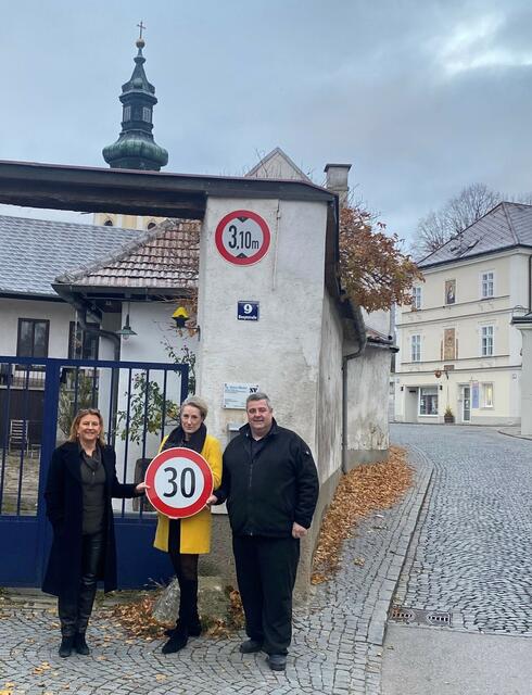 Verkehrsberuhigung für den Kirchenplatz in Weidling: Ortsvorsteher Martin Trat, VP Weidling-Parteiobfrau Lisa Heigl-Rajchl, Stadträtin Maria T. Eder | Foto: VP Weidling