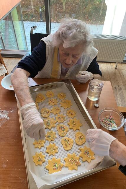 Mit großem Geschick wurden die Weihnachtskekse mit Streuseln verziert.  | Foto: SeneCura