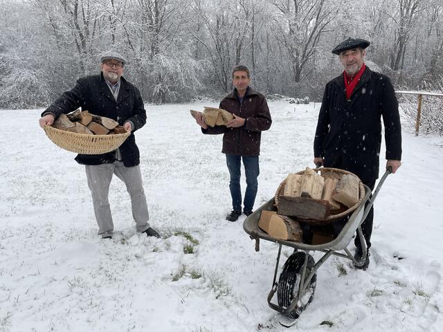 Beim Holzsammeln: Christian Zöscher, Karl-Heinz Fraiß und Peter Vogl vom Verein "Ins Gras beißen".