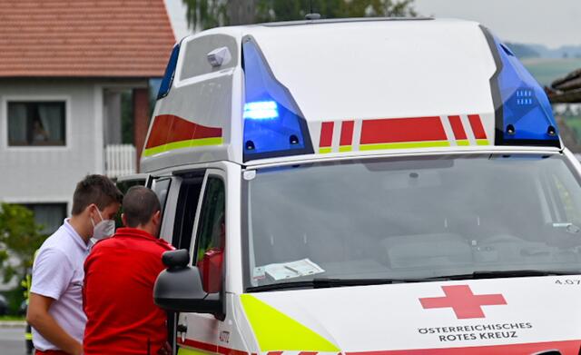 Ein Arbeiter zog sich in Bad Ischl schwere Verletzungen zu und musste ins UKH Salzburg geflogen werden.