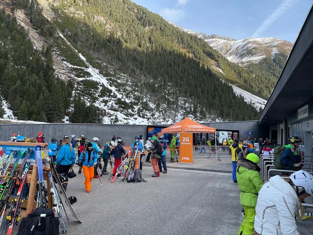 In Österreich ist für Einheimische und Tagesausflügler die sportliche Betätigung inklusive Skifahren während des Lockdowns möglich. | Foto: Kainz