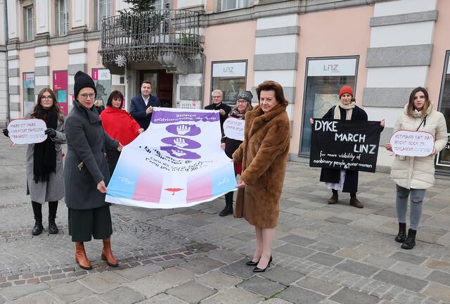 Von links: Eva Schobesberger (Grüne), Stadtrat Michael Raml (FPÖ), Bürgermeister Klaus Luger und Vizebürgermeisterin Karin Hörzing (beide SPÖ) mit der Aktionsfahne vor dem Alten Rathaus.