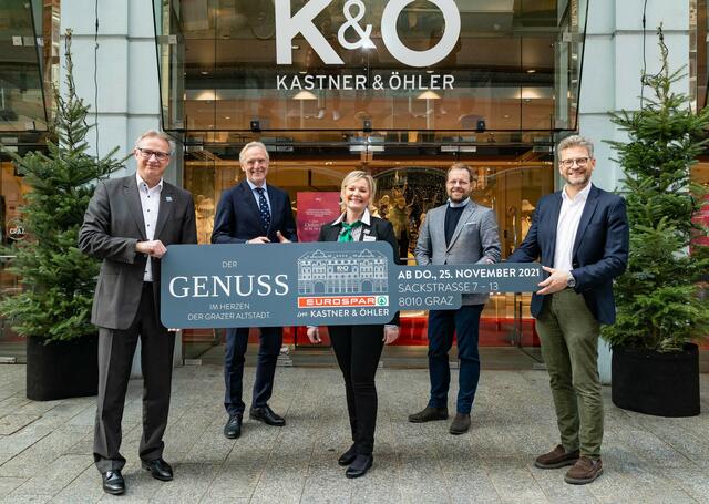 Der EUROSPAR-Markt Kastner & Öhler wurde nach einem großzügigen Umbau wiedereröffnet: SPAR Steiermark-GF Christoph Holzer, Stadtrat Günter Riegler, Marktleiterin Margareta Benczik, K&Ö-Vorstände Martin Wäg und Alexander Petrskovsky (v. l.)