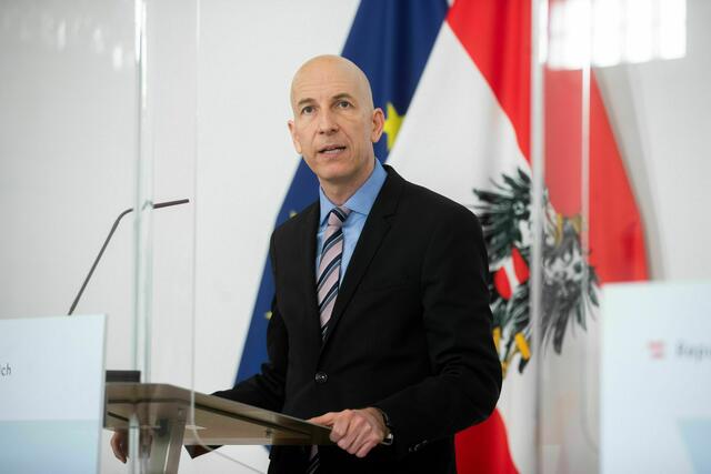 Die Corona-Kurzarbeit wird bis Ende März 2022 verlängert, kündigte Arbeitsminister Kocher am Freitag an. | Foto: Christopher Dunker/BKA