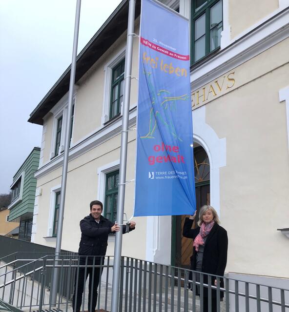 Manuel Aichberger und Annemarie Mitterlehner beim Hissen der Flagge.