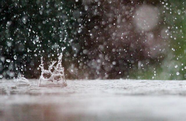 Es bleibt nass und bewölkt | Foto: &lt;a href="https://pixabay.com/de/wassertropfen-regen-tisch-regnen-909130/" f="true"&gt;pixabay.com&lt;/a&gt;