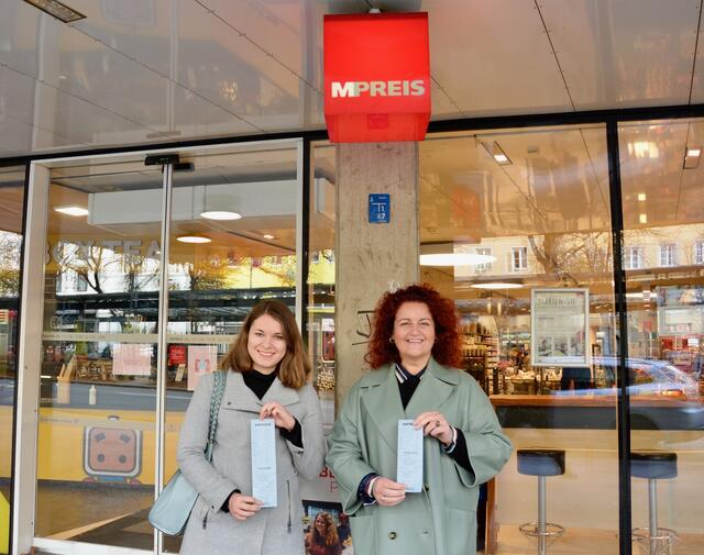 Lisa Reimer (MPREIS) und Claudia Birnbaum (Frauen* im Brennpunkt) präsentieren die Kassabons. | Foto: FiB