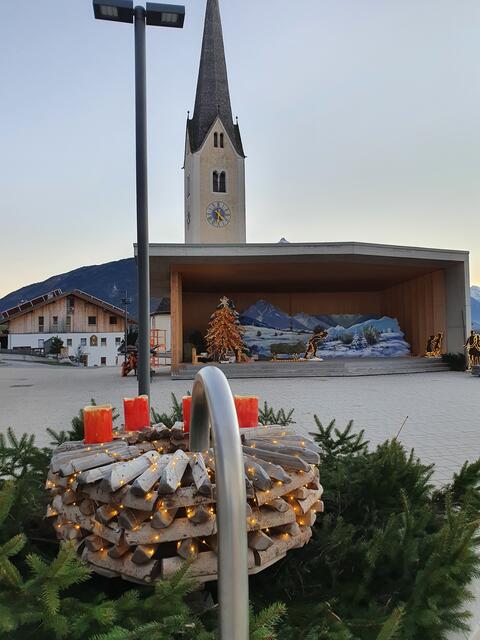 Auch der Adventkranz beim Dorfbrunnen kann sich sehen lassen. | Foto: Mair