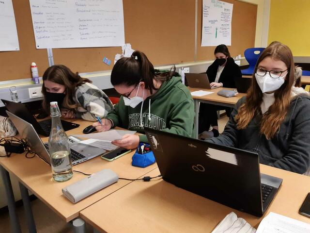 Der überwiegende Teil der Schüler nimmt am Unterricht teil. | Foto: Gesa Buzanich