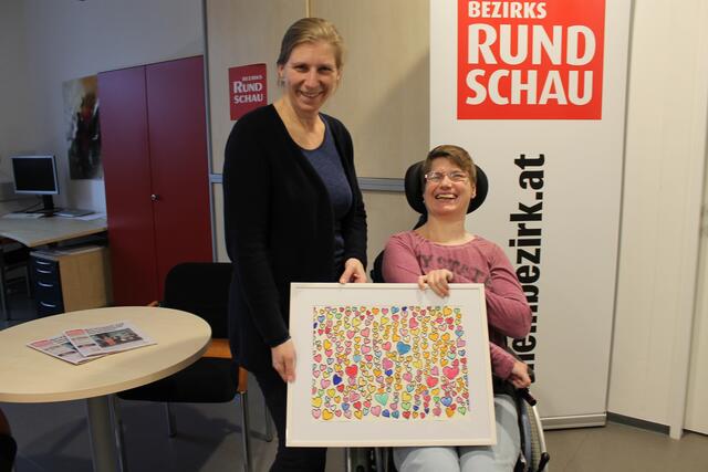Jede Menge Herzen schenkte Jasmin Pauzenberger der BezirksRundSchau Grieskirchen im Jahr 2018. Hier mit Geschäftsstellenleiterin Constance Haslberger.