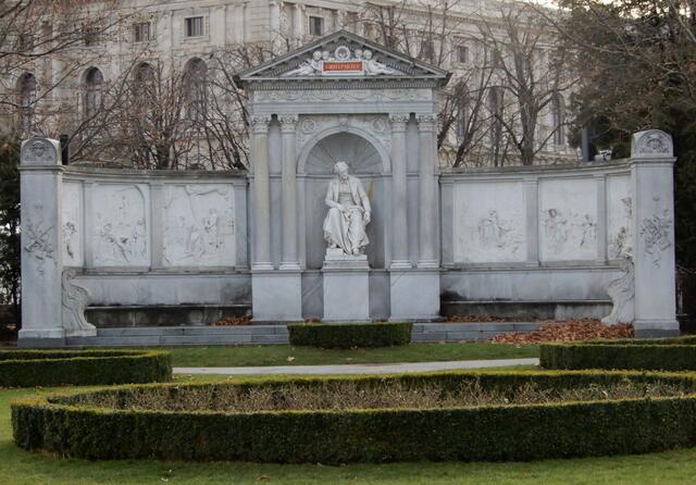 Das Grillparzer-Denkmal erstrahlt im neuen Glanze. | Foto: Richard Cieslar