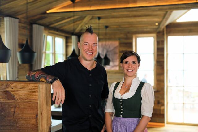 Küchenchef Stefan Haas und sein Team vom Wassermann (hier mit Restaurantleiterin Hannah Savel) erkochten wieder drei Hauben. | Foto: Mondi/Facebook