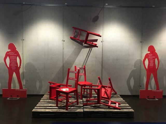 Die geplante Präsentation der Sesselskulptur am Oberen Stadtplatz musste abgesagt werden. Sie wird ähnlich wie die Installation im Kufsteiner Kultur Quartier, allerdings um einiges größer und für die Öffentlichkeit kaum zu übersehen sein.