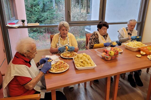 Für einen köstlichen Apfelkuchen schälten die fleißigen Bewohner:innen die saftigen Früchte.