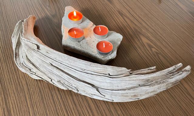Adventkranz, erstes Lichtlein brennt.