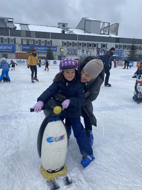 Julia Bruh mit ihrer Nichte Violeta, die ihren sechsten Geburtstag am Eislaufplatz feiert. 